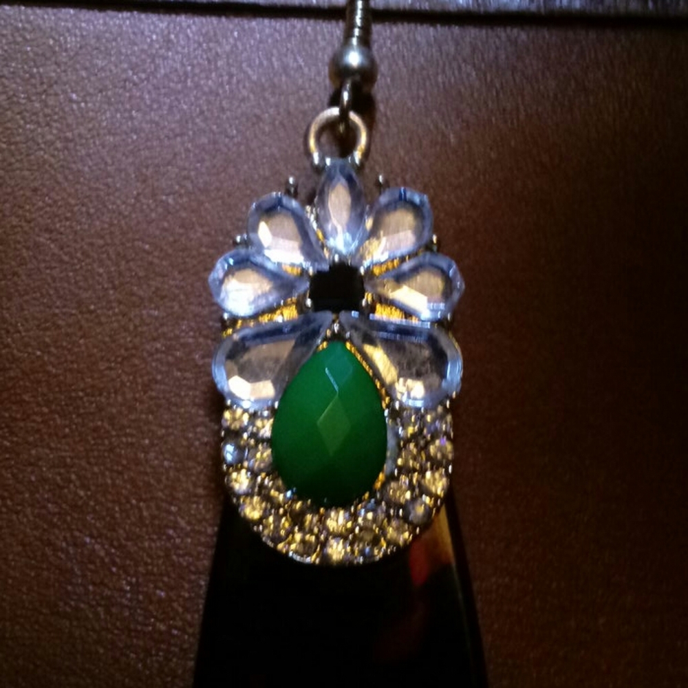 Deco/faux tortoise earrings. - Picture 3 of 3